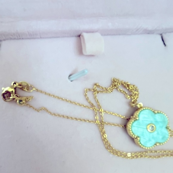 𝅺MOTHER of Pearl Flower Pendant | Gold Plated - Picture 4 of 9